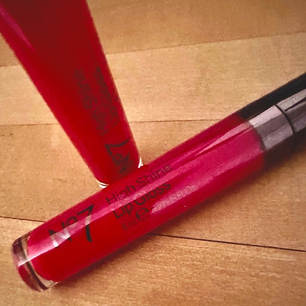 2 No7 HIGH SHINE LIP GLOSSES IN ROARING RED. BRAND NEW LOT OF 2